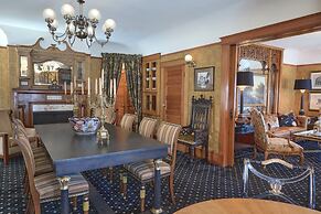 The Charles Pacific Grove - Artfully Designed Inclusive Inn