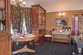 The Charles Pacific Grove - Artfully Designed Inclusive Inn