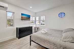 Sophisticated 2BR1BA Short Walk to Beach