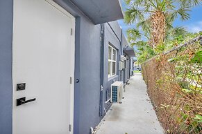 Sophisticated 2BR1BA Short Walk to Beach