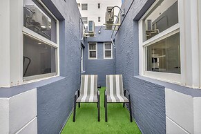 Sophisticated 2BR1BA Short Walk to Beach