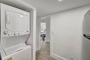 Sophisticated 2BR1BA Short Walk to Beach