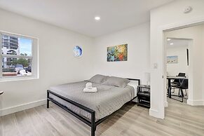 Sophisticated 2BR1BA Short Walk to Beach