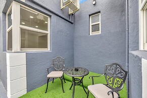 Sophisticated 2BR1BA Short Walk to Beach