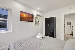 Sophisticated 2BR1BA Short Walk to Beach