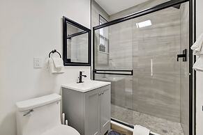 Sophisticated 2BR1BA Short Walk to Beach