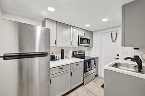 Sophisticated 2BR1BA Short Walk to Beach