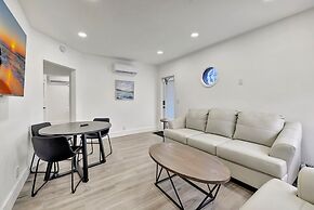 Sophisticated 2BR1BA Short Walk to Beach