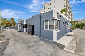Sophisticated 2BR1BA Short Walk to Beach