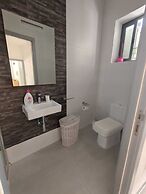 Twin Room with Laundry in Pembroke
