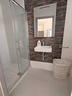 Twin Room with Laundry in Pembroke