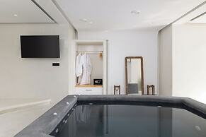 Acro Caldo Suites