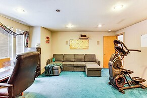 Home Theater & Large Backyard Deck: Tacoma Abode!