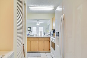 5 Mi to Beaches: Seminole Retreat w/ Balcony