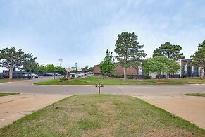 2 Mi to Lake Hefner: Modern Townhome!