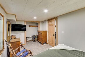 10 Mi to Mtn Resort: Normalville Cabin w/ Balcony!