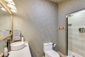 10 Mi to Mtn Resort: Normalville Cabin w/ Balcony!