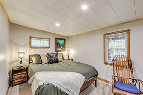 10 Mi to Mtn Resort: Normalville Cabin w/ Balcony!