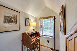10 Mi to Mtn Resort: Normalville Cabin w/ Balcony!