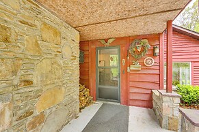 10 Mi to Mtn Resort: Normalville Cabin w/ Balcony!