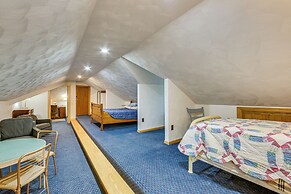 10 Mi to Mtn Resort: Normalville Cabin w/ Balcony!