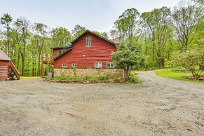 10 Mi to Mtn Resort: Normalville Cabin w/ Balcony!