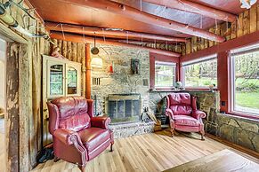 10 Mi to Mtn Resort: Normalville Cabin w/ Balcony!