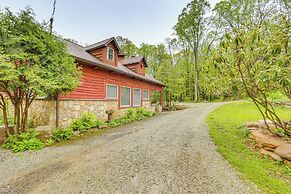 10 Mi to Mtn Resort: Normalville Cabin w/ Balcony!