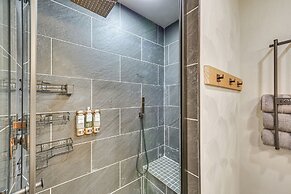 10 Mi to Mtn Resort: Normalville Cabin w/ Balcony!