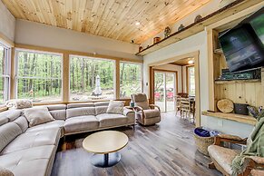 10 Mi to Mtn Resort: Normalville Cabin w/ Balcony!