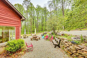 10 Mi to Mtn Resort: Normalville Cabin w/ Balcony!