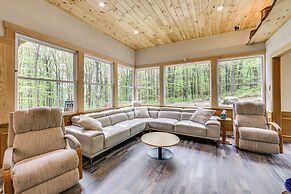 10 Mi to Mtn Resort: Normalville Cabin w/ Balcony!