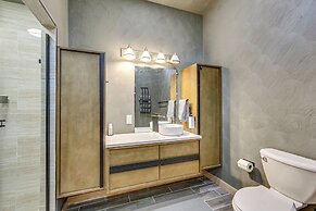 10 Mi to Mtn Resort: Normalville Cabin w/ Balcony!