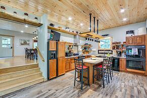 10 Mi to Mtn Resort: Normalville Cabin w/ Balcony!