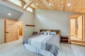 10 Mi to Mtn Resort: Normalville Cabin w/ Balcony!