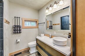 10 Mi to Mtn Resort: Normalville Cabin w/ Balcony!