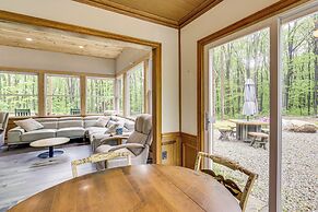 10 Mi to Mtn Resort: Normalville Cabin w/ Balcony!