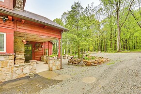 10 Mi to Mtn Resort: Normalville Cabin w/ Balcony!