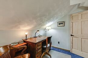 10 Mi to Mtn Resort: Normalville Cabin w/ Balcony!