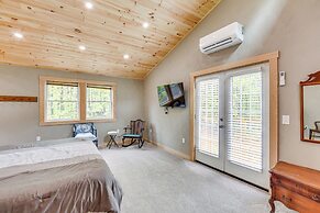 10 Mi to Mtn Resort: Normalville Cabin w/ Balcony!