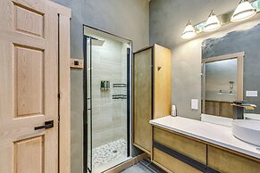 10 Mi to Mtn Resort: Normalville Cabin w/ Balcony!