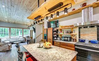 10 Mi to Mtn Resort: Normalville Cabin w/ Balcony!