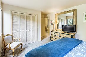 Walk to Sun Valley Village: Condo w/ Deck!