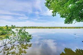 5 Mi to Historic Granbury Square: Lakefront Escape