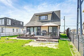 4 Boat Slips: Getaway on Mouth of Clinton River!