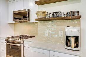 Greers Ferry Lake Retreat: Game Room + Fire Pit!