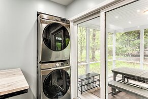 < 2 Mi to Big Bass Lake: Modern Mtn Chalet!