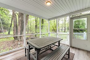 < 2 Mi to Big Bass Lake: Modern Mtn Chalet!