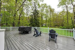 < 2 Mi to Big Bass Lake: Modern Mtn Chalet!