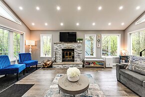 < 2 Mi to Big Bass Lake: Modern Mtn Chalet!